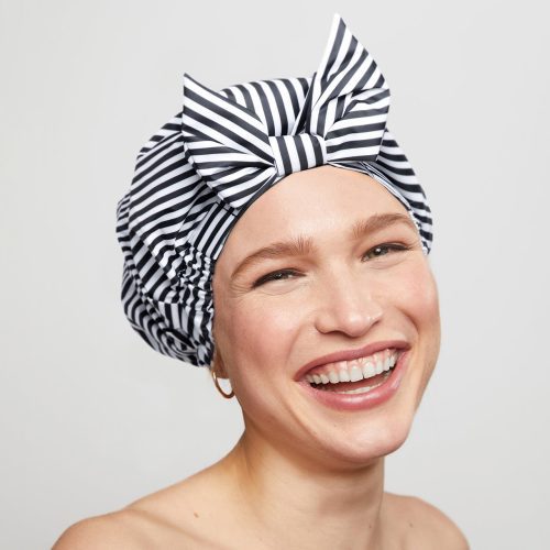 0835 Luxe ShowerCap Model Cleanse Stripe 4 1280x1280px