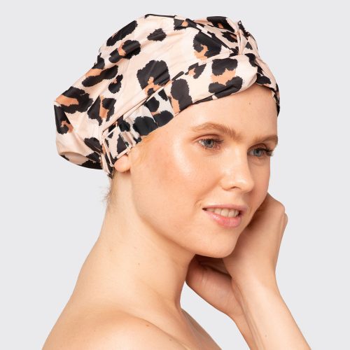 4914 Luxe ShowerCap Model Cleanse Leopard 3 1280x1280px